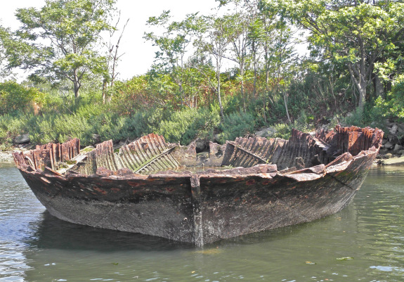 Το... νεκροταφείο για βάρκες στην όχθη ενός ποταμού 