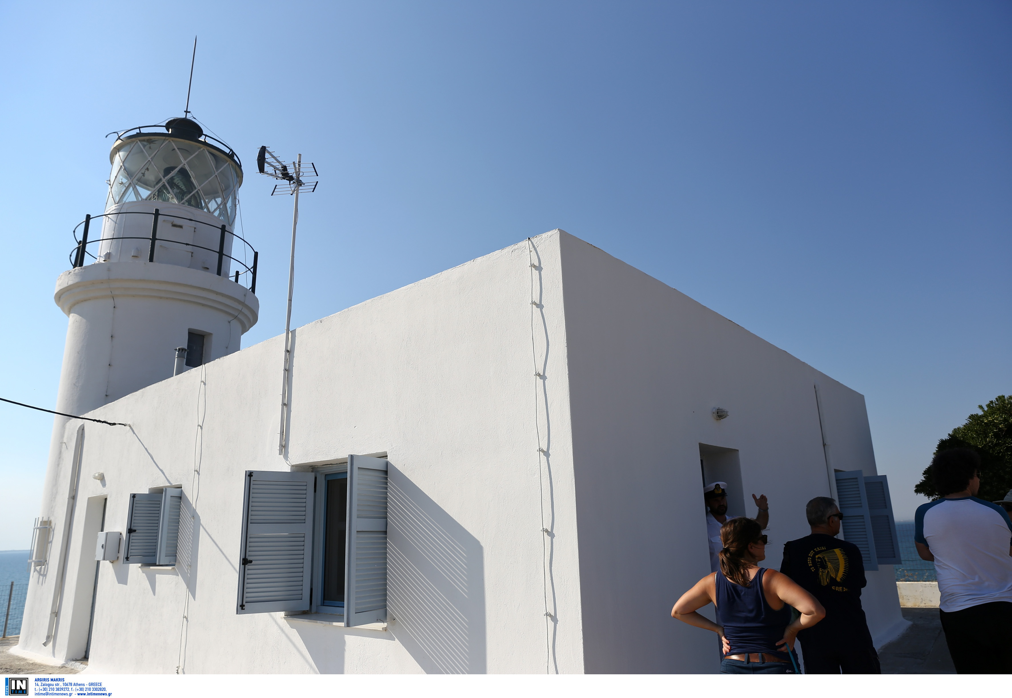 Ο φάρος στο Μεγάλο Έμβολο του Θερμαικού κόλπου κατασκευάστηκε το 1864 από την Γαλλική Εταιρεία Φάρων. Το ύψος του πύργου του ειναι 10,5 μέτρα και τό εστιακό του ύψος είναι 32 μέτρα. Βρίσκεται στην άκρη της Ναυτικής Βάσης του Πολεμικού Ναυτικού στο Αγγελοχώρι Θεσσαλονίκης και συνεργάζεται με τον Ραδιοφάρο που βρίσκεται στην απέναντι πλευρά του Θερμαικού στις εκβολές του Αξιού. Εντάχθηκε στο Ελληνικό φαρικό δίκτυο μετά τους Βαλκανικούς Πολέμους του 1912-13. Ο φάρος κατασκευάστηκε από τη γαλλική Εταιρεία Οθωμανικών Φάρων. Ηταν φτιαγμένος από συμπαγείς οπτόπλινθους, όπως οι καμινάδες των πρώτων βιομηχανικών κτιρίων της Θεσσαλονίκης. Μπροστά του, στη βραχώδη ακτή, την περίοδο 1883-1885, Γερμανοί τεχνικοί έχτισαν οχυρά, έπειτα από παραγγελία των Οθωμανών. Τότε λειτουργούσε με καύσιμο το πετρέλαιο. Μετά τον Α' Παγκόσμιο Πόλεμο εντάχθηκε στο ελληνικό φαρικό δίκτυο. φωτογραφία: intimenews ΤΟΣΙΔΗΣ ΔΗΜΗΤΡΗΣ 