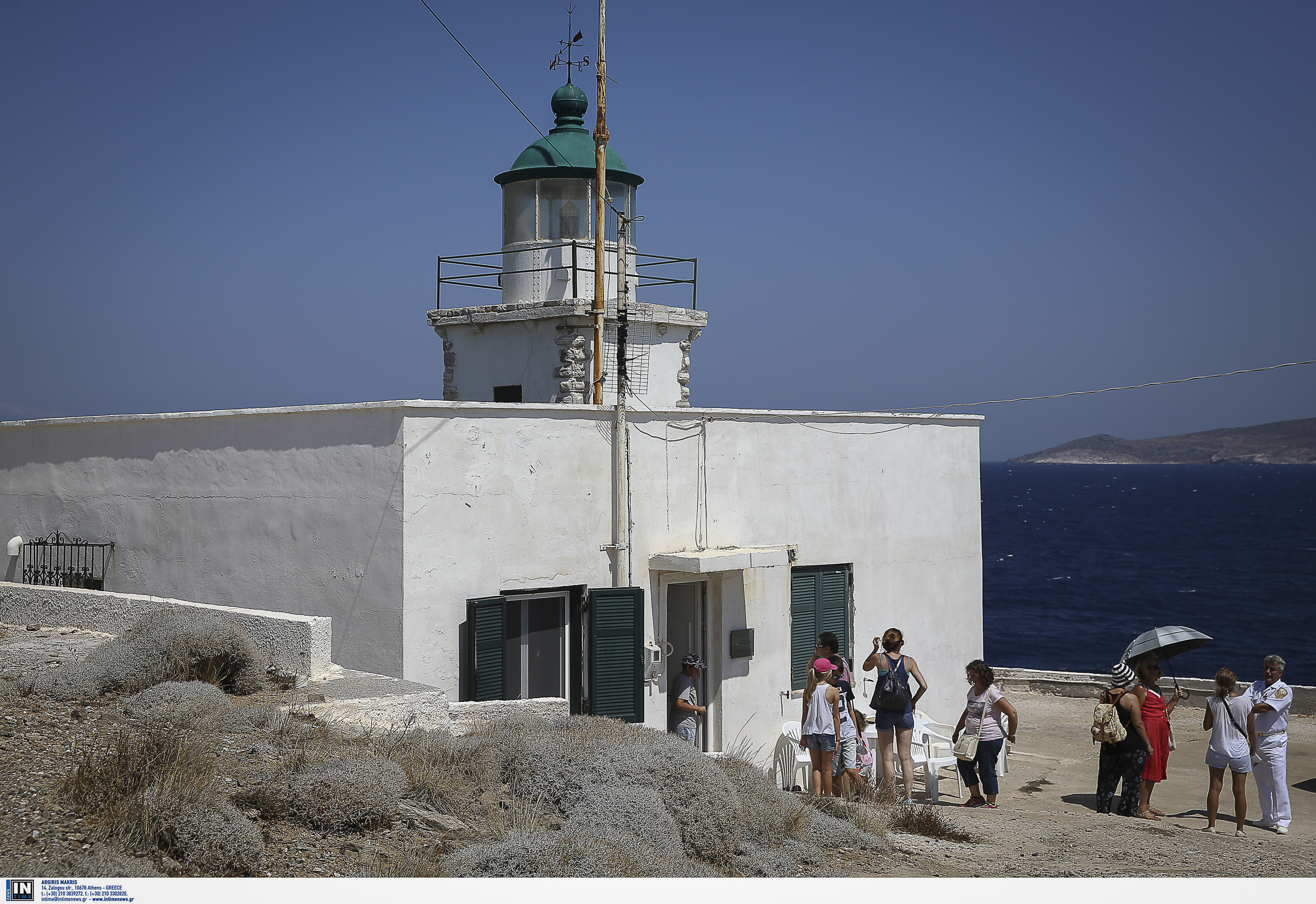 ΦΑΡΟΣ ΒΡΥΣΑΚΙ ΛΑΥΡΙΟΥ Πρωτολειτούργησε το 1892 με πηγή ενέργειας το πετρέλαιο, με χαρακτηριστικό σκαρδαμύσσων λευκό με έναν τομέα πράσινο και φωτοβολία 14ν.μ. για το λευκό και 8ν.μ. για το πράσινο. Κατά την διάρκεια του 2ου Παγκοσμίου Πολέμου ο φάρος παρέμεινε σβηστός. Το 1943, στα πλαίσια ανασυγκρότησης του Φαρικού Δικτύου , επαναλειτούργησε με πηγή ενέργειας το πετρέλαιο. Το 1983 ο φάρος ηλεκτροδοτήθηκε, αντικαταστάθηκαν τα φωτιστικά μηχανήματα και λειτούργησε με πηγή ενέργειας το ηλεκτρικό ρεύμα. Φωτογραφία: intimenews ΛΙΑΚΟΣ ΓΙΑΝΝΗΣ