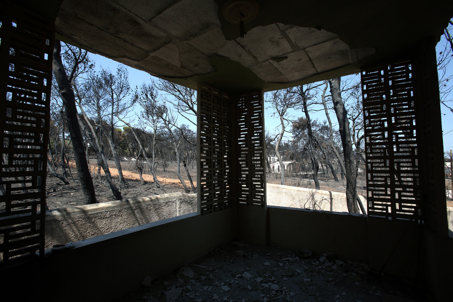 Καμένοι κορμοί δέντρων σε κτήμα με καμένο σπίτι στο Μάτι -Φωτογραφίες: ΑΠΕ-ΜΠΕ/ΣΥΜΕΛΑ ΠΑΝΤΖΑΡΤΖΗ