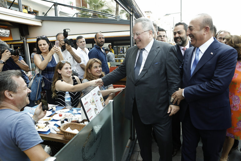 Οι δύο υπουργοί Εξωτερικών δείχνουν να το διασκεδάζουν -Φωτογραφία: ΑΠΕ-ΜΠΕ/ΓΙΑΝΝΗΣ ΚΟΛΕΣΙΔΗΣ