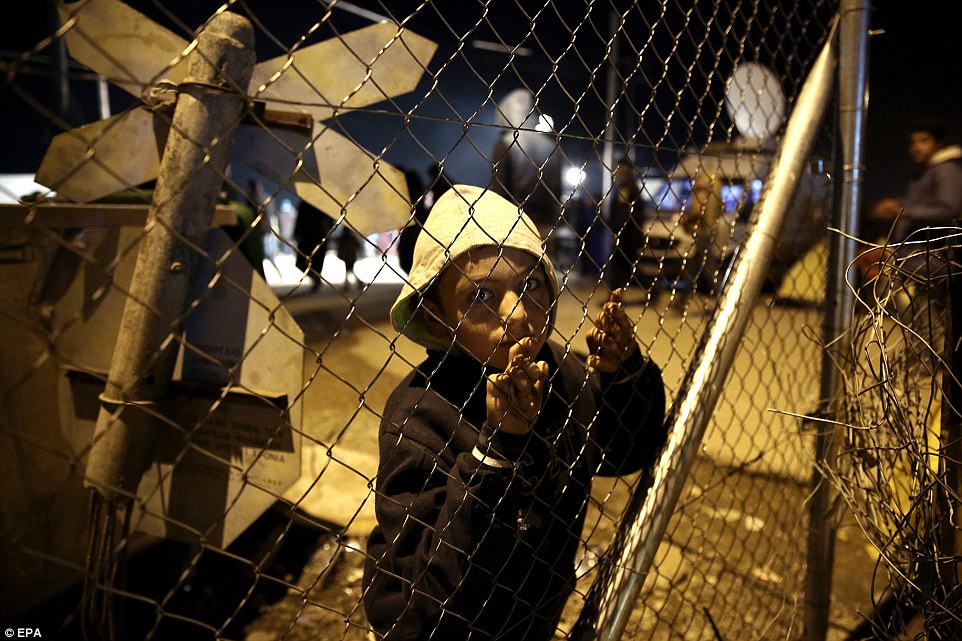 Ειδομένη: Το νέο Σιδηρούν Παραπέτασμα που κρατάει στην Ελλάδα τις ορδές των προσφύγων [εικόνες] | iefimerida.gr 1
