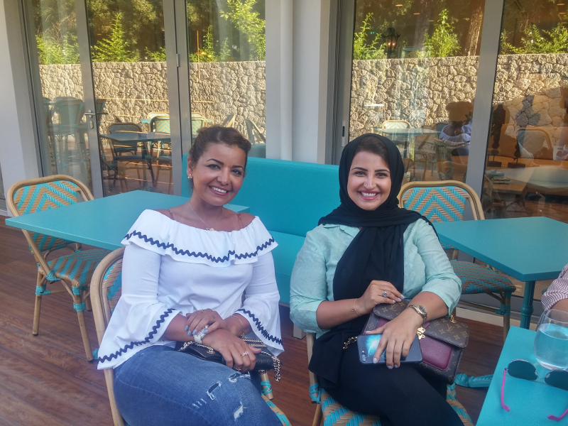 Η Σαμάρ Αλ Μογκρέν και η συνεργάτιδά της Huda Al Otaibi