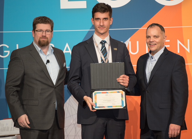 Ο ιδρυτής της εταιρείας Αργύρης Κουτρούμπας, (στο κέντρο) κατέκτησε την πρώτη θέση στον ελληνικό φοιτητικό διαγωνισμό Global Student Entrepreneur Awards (GSEA) του Entrepreneur’s Organization και εκπροσώπησε την Ελλάδα στον Παγκόσμιο Τελικό του GSΕA 2018 στο Τορόντο του Καναδά, όπου ανταγωνίστηκε με κορυφαίους φοιτητές-επιχειρηματίες από όλο τον κόσμο.