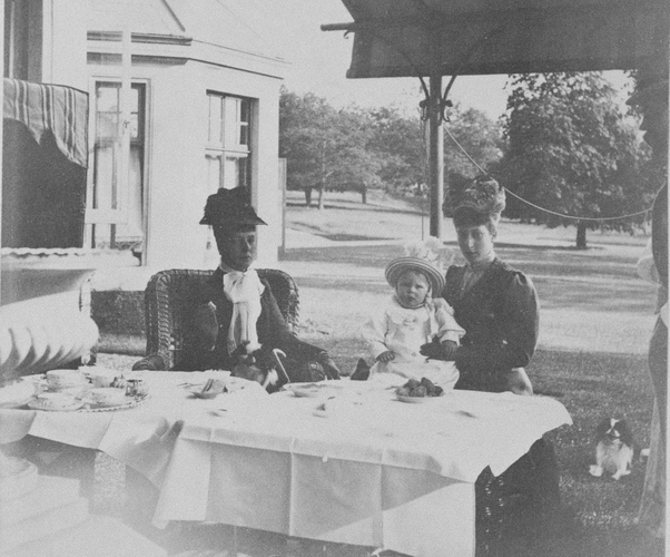 Αριστερά, η δούκισσα, τότε, του York, Μαίρη, έξω από το York Cottage /Ιούνιος του 1895