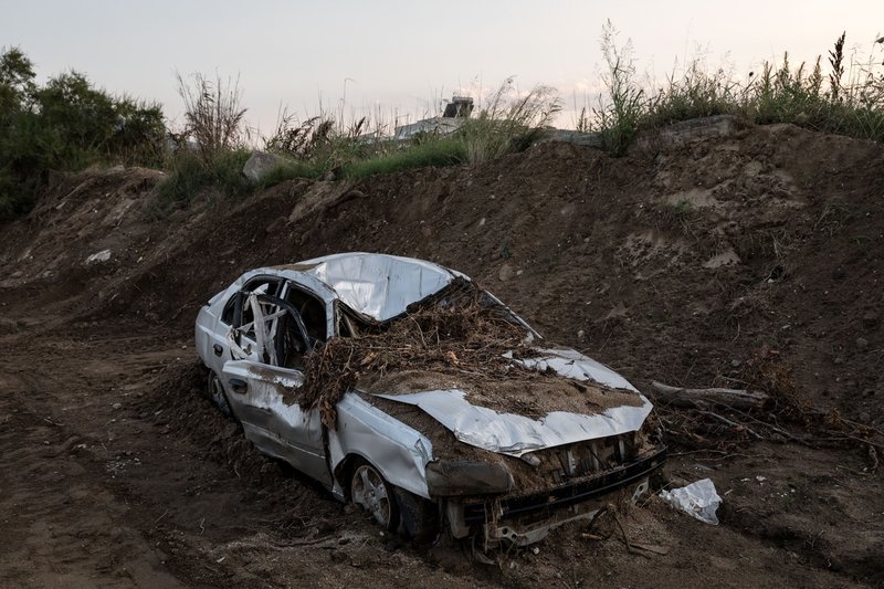 Αυτοκίνητα από τη νεροποντή κατέληξε στη θάλασσα και σήμερα έγινε... παλιοσίδερα
