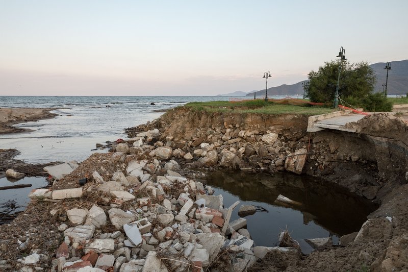 Η παραλία σήμερα δεν θυμίζει σε τίποτα αυτή, πριν την καταστροφή