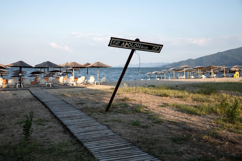 Οι κάτοικοι επισκέπτονται την παραλία για τις βουτιές τους