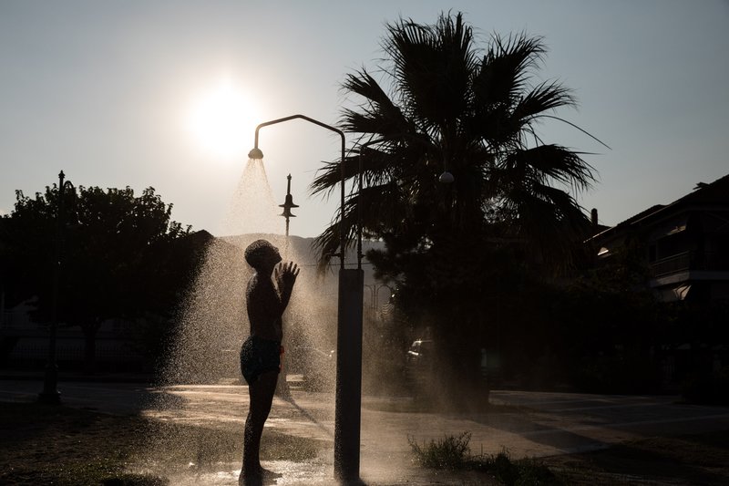Και απολαμβάνουν τα μπάνια τους, προσπαθώντας να ξεχαστούν από την καταστροφή που τους βρήκε