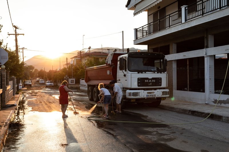 Ακόμη προσπαθούν να διώξουν τις λάσπες από τους δρόμους