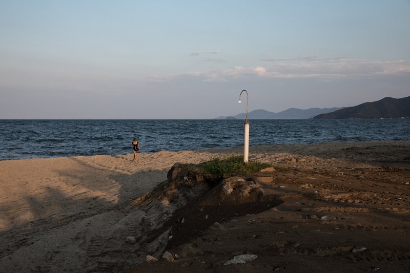 Οι κάτοικοι ωστόσο συνεχίζουν τις βουτιές τους