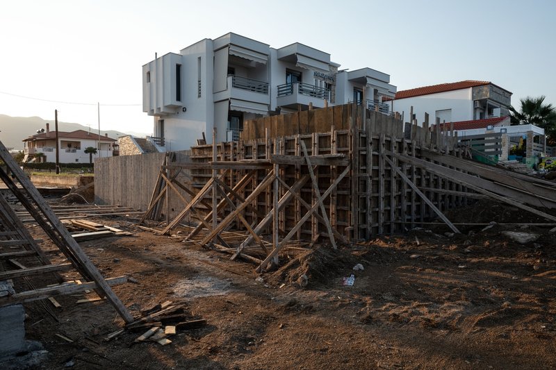 Εργασίες αποκατάστασης στο σπίτι με την πισίνα που ξεριζώθηκε
