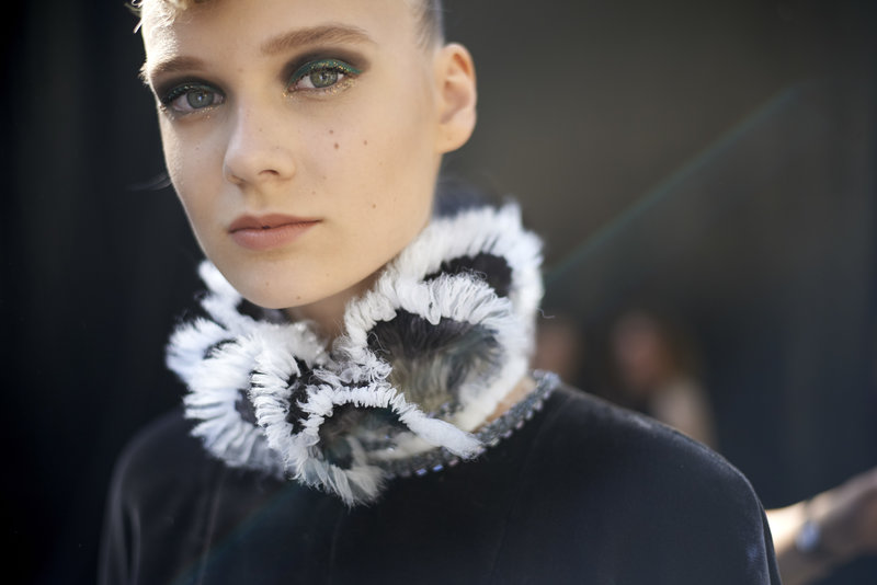 Ψηλοί γιακάδες με έντονα ντραπαρίσματα, ένα από τα χαρακτηριστικά γνωρίσματα της συλλογής Haute Couture Fall Winter 2018/19 της Chanel