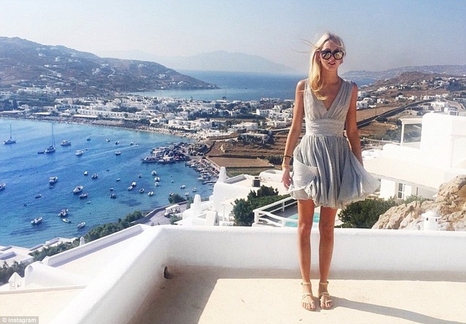 2b77125700000578-3202287-living_it_up_she_also_spent_time_in_mykonos_this_summer_where_sh-m-130_1439924119767.jpg