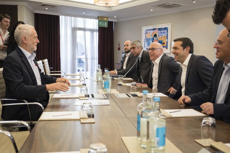 Η ελληνική αντιπροσωπεία στη συνάντηση με τον Τζέρεμι Κόρμπιν -Ο Αλέξης Τσίπρας με τον επικεφαλής των Εργατικών Τζέρεμι Κόρμπιν -Φωτογραφία: ΓτΠ ANDREA BONETTI