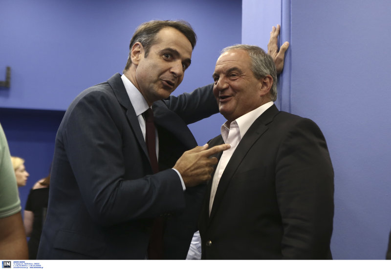 Θερμό τετ α τετ Μητσοτάκη με Καραμανλή