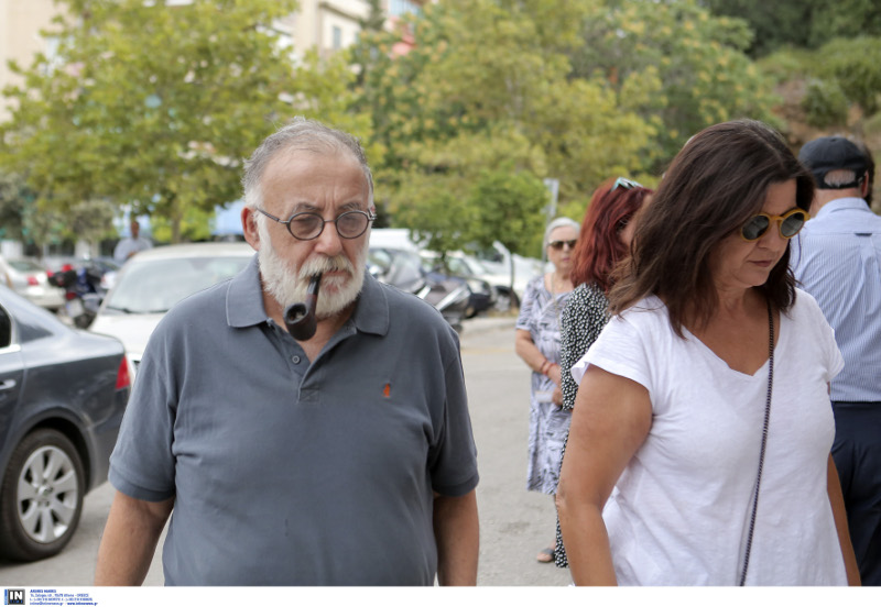 Το τελευταίο αντιο στο Μάνο Ελευθερίου από τον Θάνο Μικρούτσικο και τη σύζυγό του 