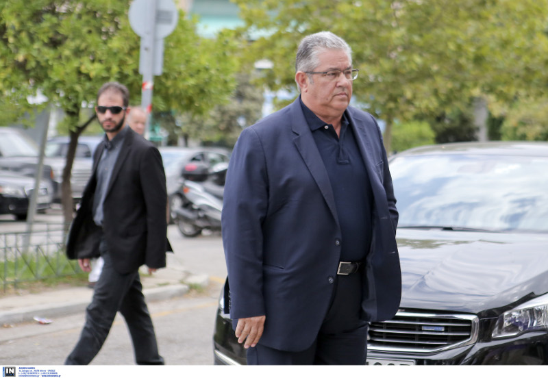 Στο Α΄νεκροταφείο έφτασε ο Δημήτρης Κουτσούμπας