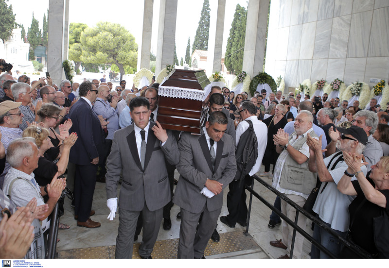 Χειροκροτούσαν το φέρετρο 