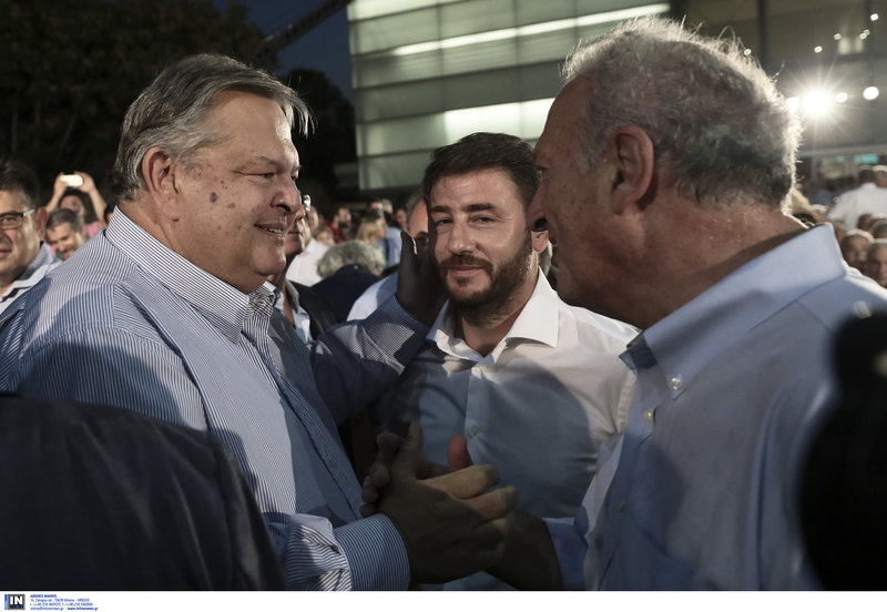 Ο Ευάγγελος Βενιζέλος συνομιλεί με τον Κώστα Σκανδαλίδη και τον Νίκο Ανδρουλάκη