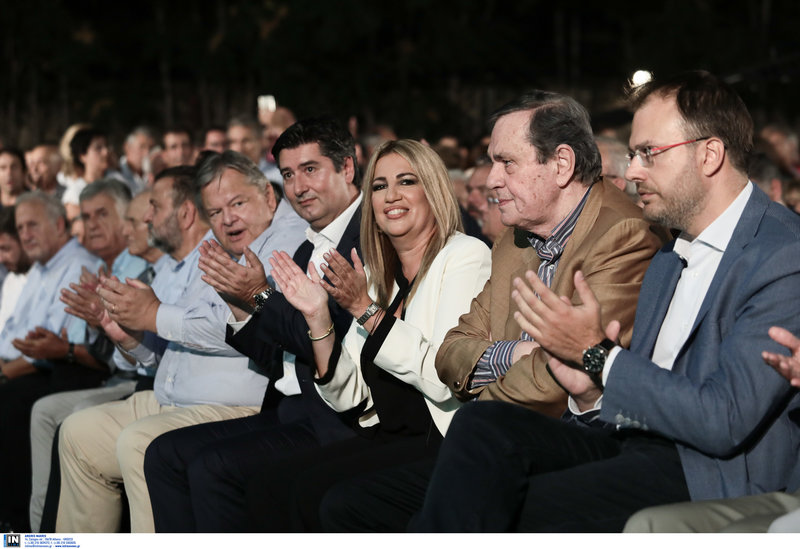 Από δεξιά: Θανάσης Θεοχαρόπουλος, Θανάσης Τσούρας, Φώφη Γεννηματά με τον σύζυγό της, ο Ευάγγελος Βενιζέλος, Βασίλης Κεγκέρογλου, Αντώνης Λιβάνης, Φίλιππος Πετσάλνικος και Κώστας Σκανδαλίδης