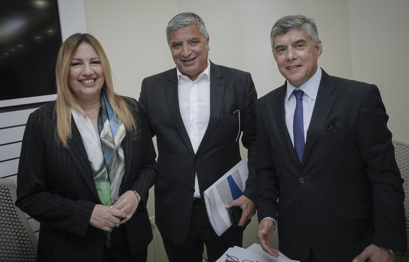 Η Φώφη Γεννηματά, ο πρόεδρος της ΚΕΔΕ Γ. Πατούλης και ο πρόεδρος της ΕΝΠΕ Κ. Αγοραστός