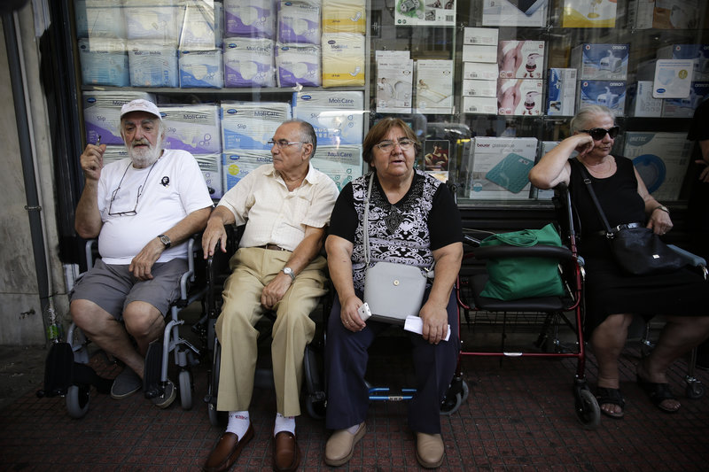 Συνταξιούχοι έξω από τον ΕΦΚΑ διαμαρτύρονται για τις συντάξεις