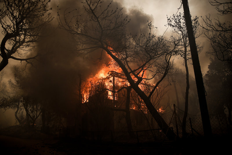 Τουλάχιστον οκτώ σπίτια παραδόθηκαν στις φλόγες. 