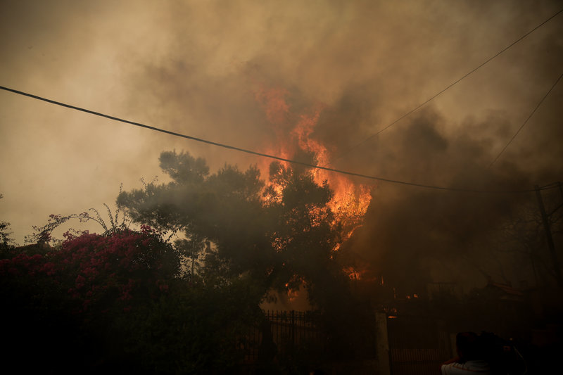 Η φωτιά έχει πάρει ανεξέλεγκτες διαστάσεις. 