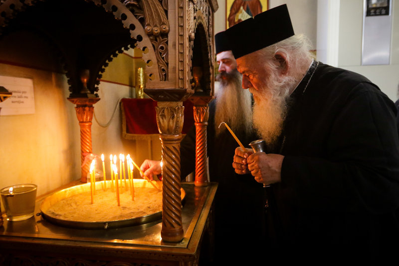 Ο Ιερώνυμος ανάβει ένα κερί στο παρεκκλήσι του Ευαγγελισμού -Eurokinissi/ΠΑΝΑΓΟΠΟΥΛΟΣ ΓΙΑΝΝΗΣ