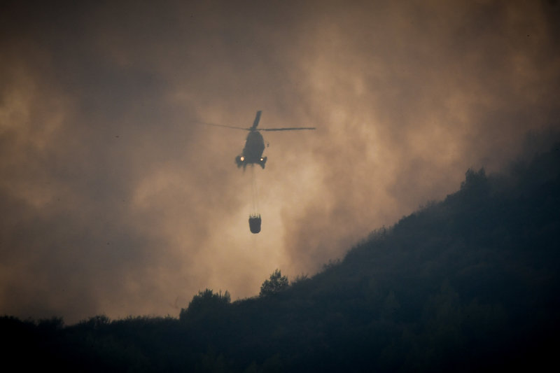 Μάχη με τις δύο εστίες φωτιάς στην Ηλεία δίνουν τα ελικόπτερα