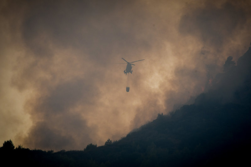Στην φωτιά της Δαφνιώτισσας επιχειρεί ένα ελικόπτερο, ενώ τρία, επιχειρούν στην πυρκαγιά στην Ανάληψη 