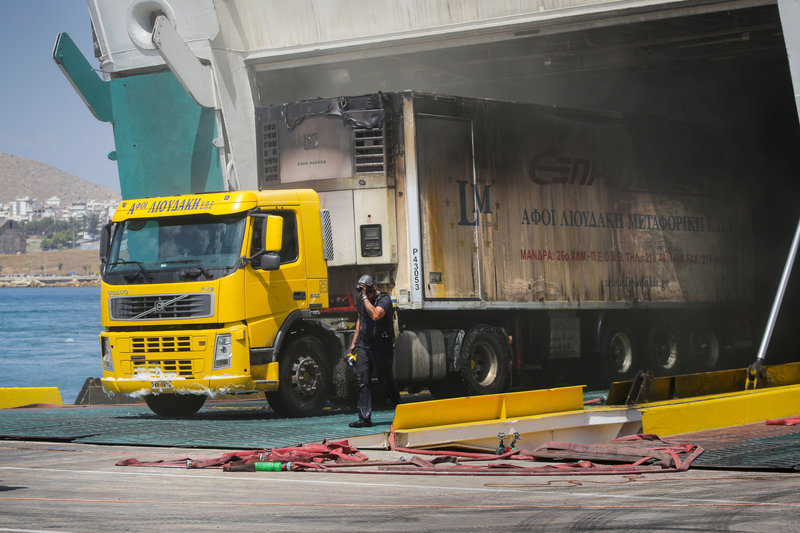 Φορτηγά αρχίζουν να βγαίνουν από το γκαράζ, ενώ οι πυροσβέστες συνεχίζουν την προσπάθεια κατάσβεσης 