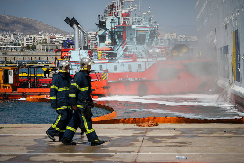 Οι πυροσβέστες έχουν καταφέρει να προχωρήσουν βαθύτερα μέσα στο πλοίο για να ολοκληρώσουν το έργο τους
