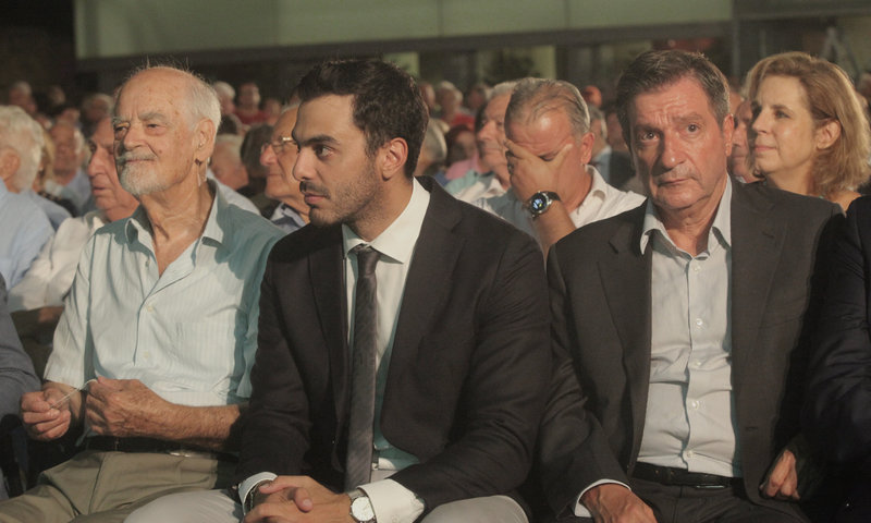 Ο Απόστολος Κακλαμάνης με μούσι