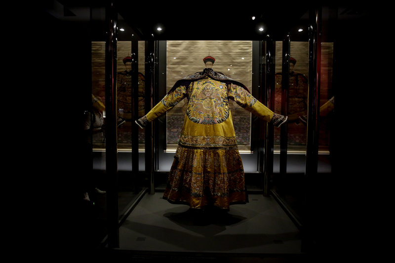 Ο Qianlong είναι ο Αυτοκράτορας που αναμόρφωσε την Κίνα, διπλασίασε την έκταση και τον πληθυσμό της, φρόντισε για την ευημερία των πολιτών της και κυρίως υποστήριξε με πάθος τις τέχνες και τα γράμματα. Παρέμεινε στο θρόνο για περισσότερο από εξήντα χρόνια