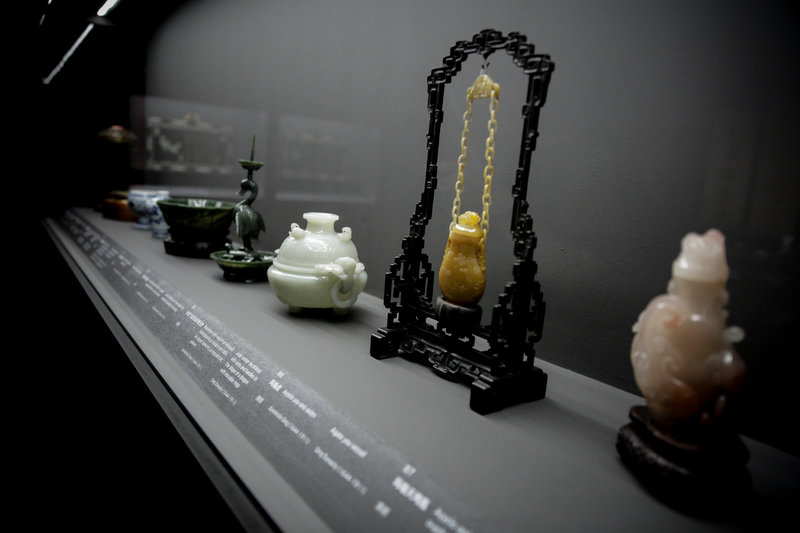 Για πρώτη φορά βγαίνουν από τα κλειστά διαμερίσματα του Αυτοκράτορα της Κίνας Qianlong (1711 – 1799) στην Απαγορευμένη Πόλη του Πεκίνου προσωπικά αντικείμενα, έργα τέχνης και έπιπλα που αντιπροσωπεύουν έναν αιώνα κινέζικου πολιτισμού