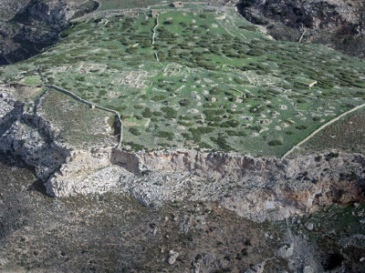 amyntika.gr : aerial view of zagora 2010 Το ελληνικό κράτος διαλύει την Αρχαιολογική Υπηρεσία μας τη στιγμή που οι Αυστραλοί χρηματοδοτούν αδρά αποστολές για ανασκαφές στην Άνδρο [εικόνες+βίντεο]