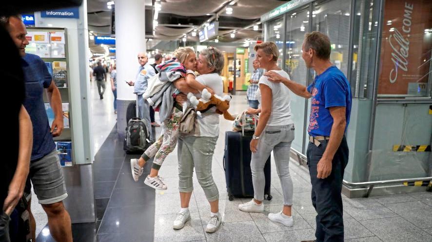 Αγκαλιές και φιλιά όταν όλα είχαν πάει καλά 