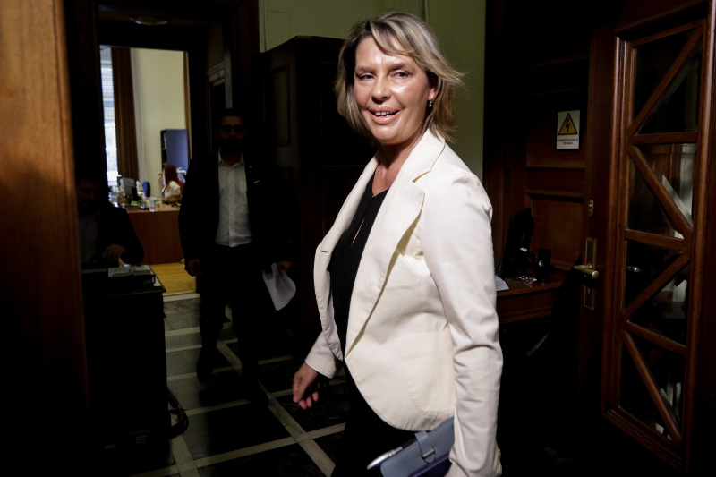 Η Κατερίνα Παπακώστα στην είσοδο του Υπουργικού- φωτογραφία eurokinissi