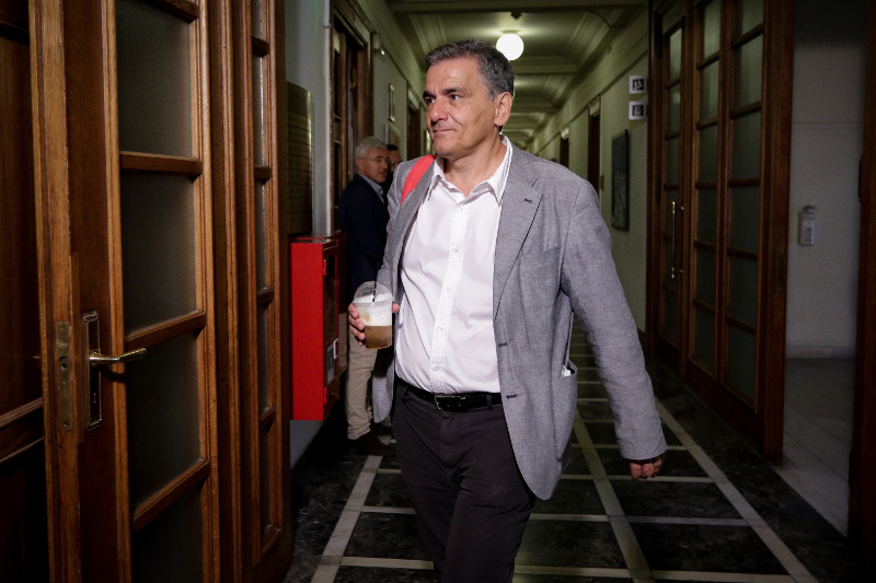 Με χαλαρή διάθεση και φρέντο στο χέρι ο υπουργός Οικονομικών Ευκλείδης Τσακαλώτος- φωτογραφία eurokinissi