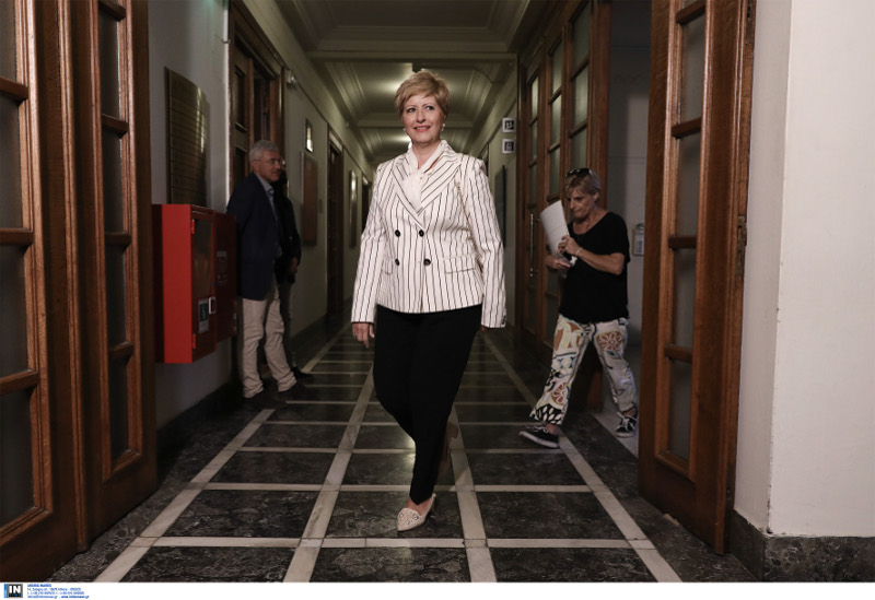 Η Μαρία Κόλλια- Τσαρουχά στο Υπουργικό Συμβούλιο- φωτογραφία intimenews