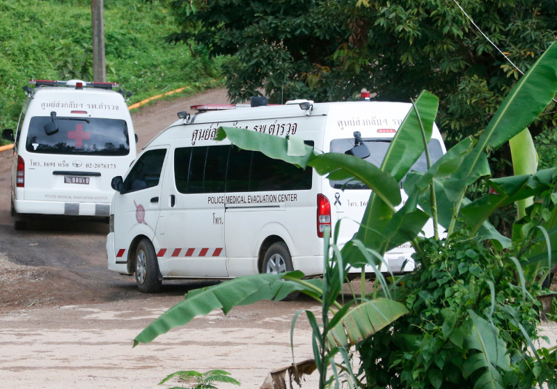 Με ασθενοφόρο και ελικόπτερα μεταφέρθηκαν στο νοσοκομείο τα 4 από τα 8 παιδιά που έχουν βγει από το σπήλαιο. Φωτογραφία: AP