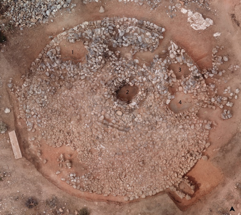Εντός του κύκλου από ασβεστόλιθους, διαμέτρου 15μ., ανασκάφηκαν τρεις κυκλικοί λάκκοι, που περιείχαν τα κατάλοιπα ταφών και ταφικών πυρών