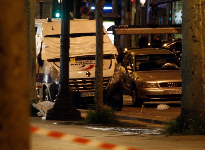 Τρόμος στο Παρίσι: Τζιχαντιστής γάζωσε αστυνομικούς - Ενας νεκρός