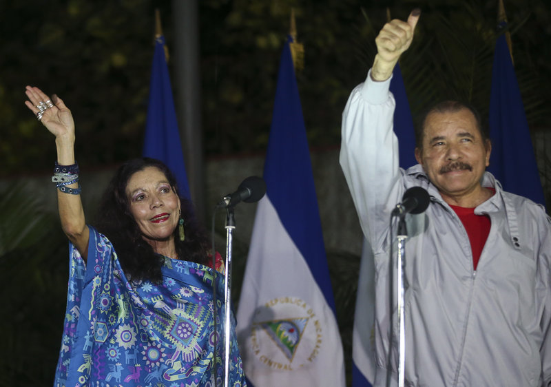Ο πρόεδρος της Νικαράγουα, Ντανιέλ Ορτέγα και η σύζυγός του και αντιπρόεδρος της κυβέρνησης, Ροζάριο Μουρίγιο 