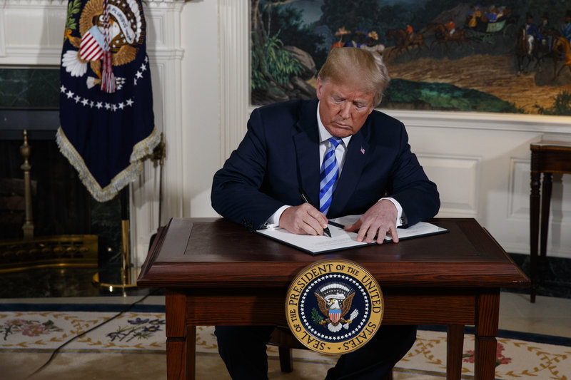Ο Τραμπ υπογράφει το διάταγμα που επαναφέρει τις κυρώσεις κατά του Ιράν -AP Photo/Evan Vucci