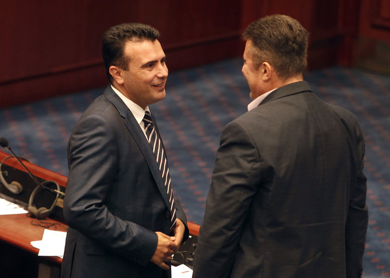Ο Ζάεφ μετά την επικύρωση της συμφωνίας από τη Βουλή της ΠΓΔΜ -AP Photo/Boris Grdanoski