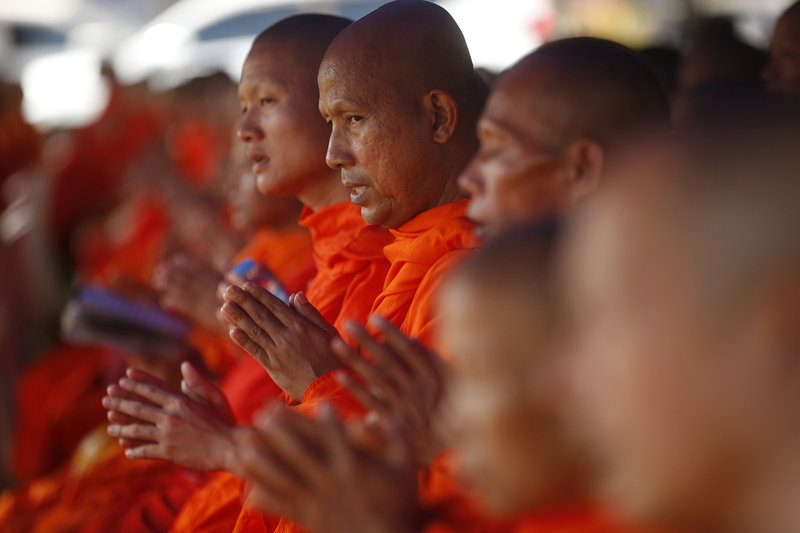 Βουδιστές μοναχοί προσεύχονται για τη διάσωση των παιδιών (Φωτογραφία: ΑΡ) 