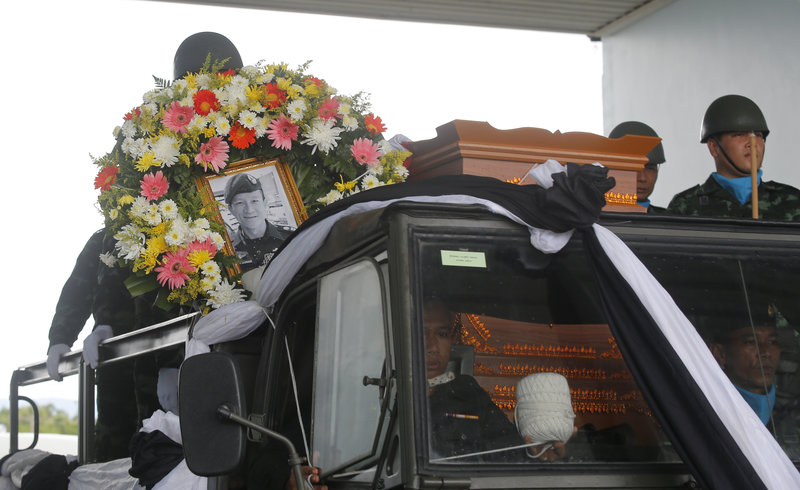 H σορός του Σαμάν Κουνάν μεταφέρεται στην ιδιαίτερη πατρίδα του για την ταφή (Φωτογραφίες: ΑΡ) 